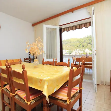 Four Bedroom In アパート Smokvica