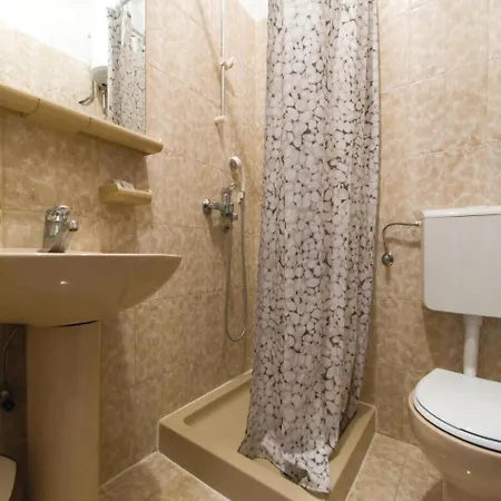Four Bedroom In アパート Smokvica